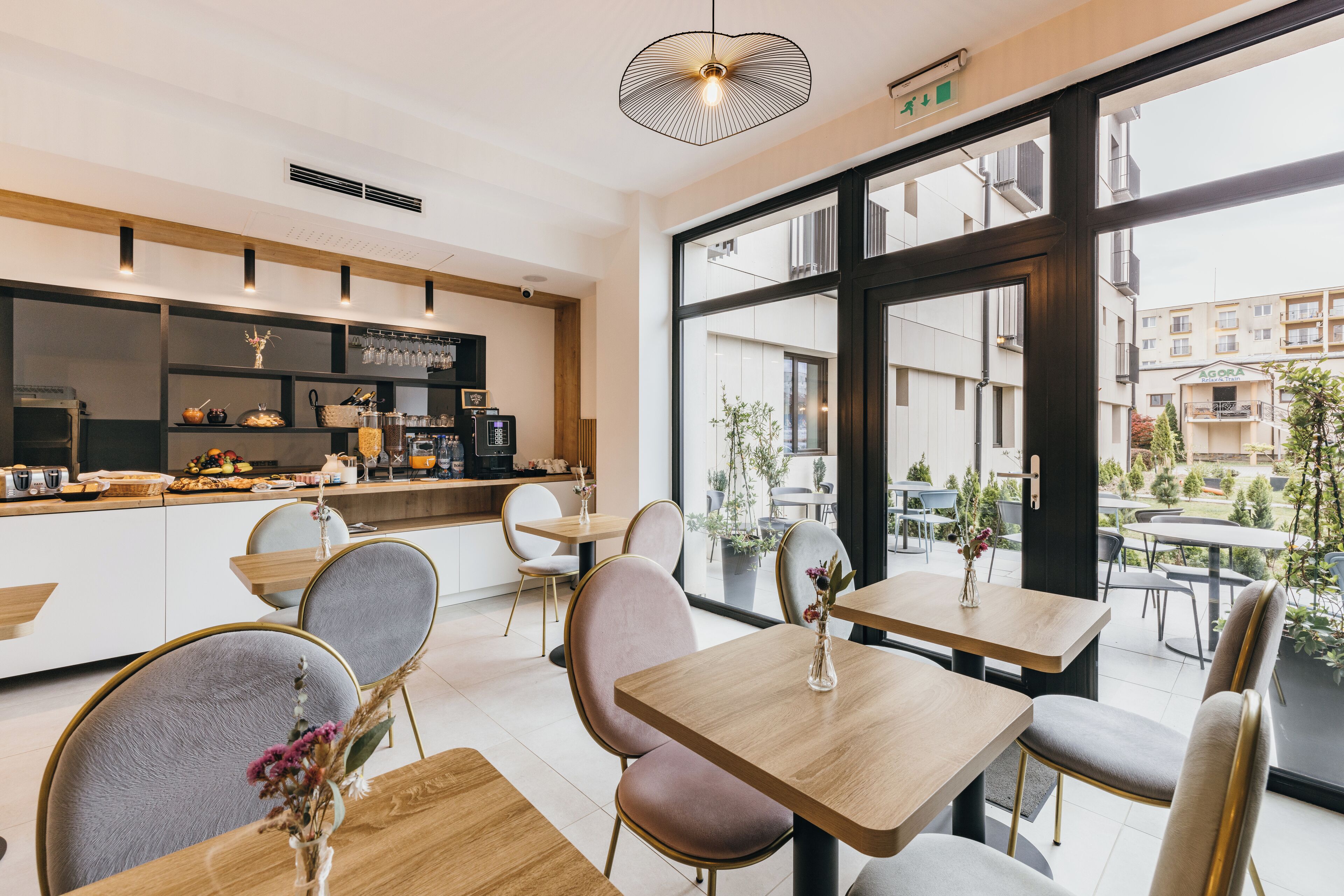 每日供应自助式早餐（每人 RON 45）