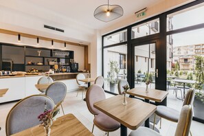 Desayuno buffet (RON 45 por persona)