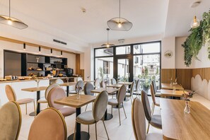 Petit déjeuner buffet (45 RON par personne)