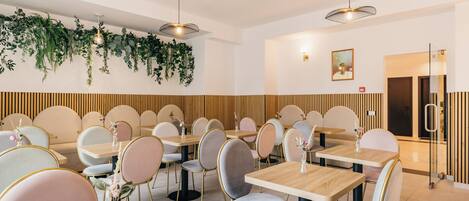 Un interior de restaurante moderno con paneles de madera, mesas redondas y sillas.