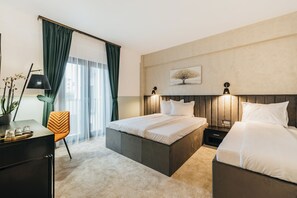 Kamar Klasik | Minibar, meja kerja, tirai kedap cahaya, dan setrika/meja setrika