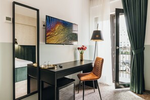 Habitación doble clásica, balcón | Minibar, escritorio, cortinas blackout y tabla de planchar con plancha