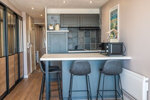 Fridge, microwave, oven, coffee/tea maker