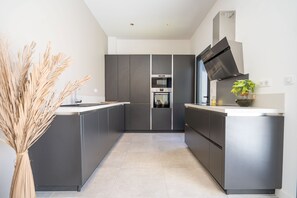 Kjøleskap, mikrobølgeovn, ovn og oppvaskmaskin