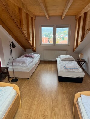 2 chambres, fer et planche à repasser, Wi-Fi, draps fournis