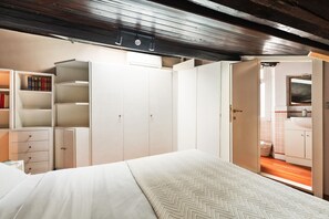 Iron/ironing board, bed sheets