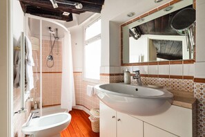 Bruser, hårtørrer, bidet, håndklæder