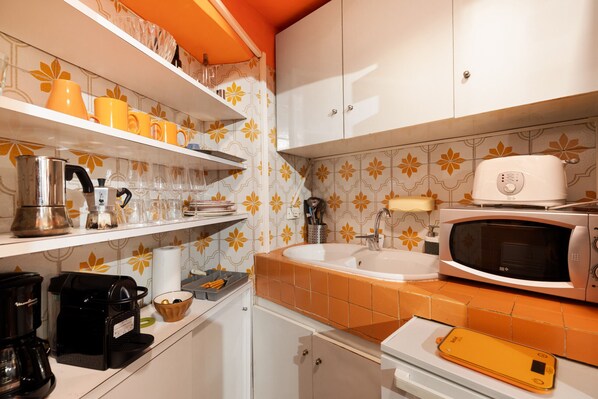 Fridge, microwave, oven, coffee/tea maker