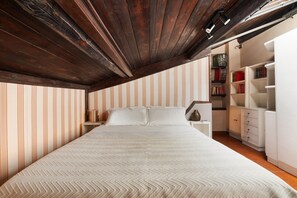 1 quarto, ferros/tábuas de passar roupa, roupa de cama