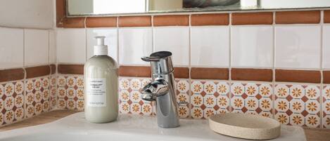 シャワー、ヘアドライヤー、タオル