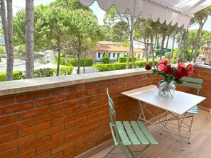 Outdoor dining - Comfy apartment with balcony (Bibione)