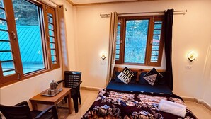 Une chambre à coucher avec un lit, un bureau et deux fenêtres.