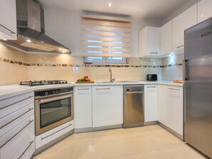 Oven, dishwasher