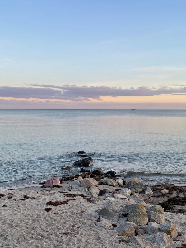 På stranden