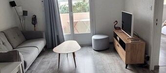 40m2 apartment with lake and Canigou views.