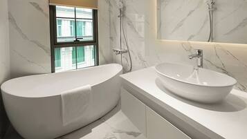 Superior appartement | Badkamer | Een aparte badkuip en douche, een regendouche, designer toiletartikelen