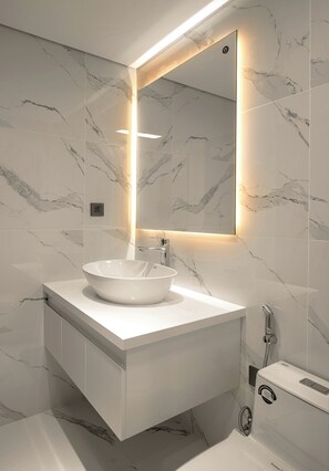 デラックス アパートメント シティビュー | バスルーム | 個別の浴槽とシャワー、レインフォールシャワー、デザイナーバスアメニティ、ヘアドライヤー