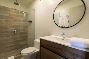 Suihku, hiustenkuivaaja, pyyhkeet