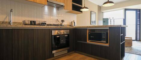 Køleskab, mikrobølgeovn, ovn, kogeplade