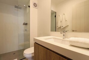 Douche, serviettes fournies, shampoing