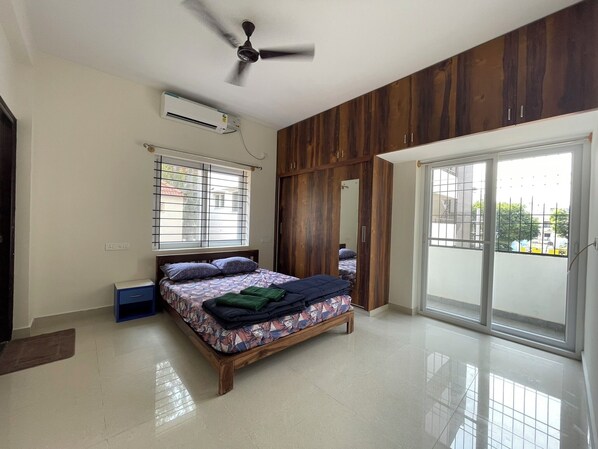 Individually furnished, desk, laptop workspace, iron/ironing board - SSN HomeStays in Bangalore Near La Casa (Kasavanahalli)