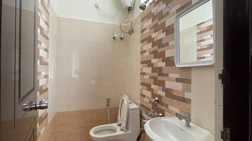 Luxury Apartment, Balcony | Baño
