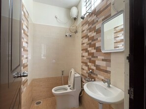 Luxury Apartment, Balcony | Bathroom | Shower, hair dryer, towels, toilet paper - SSN HomeStays in Bangalore Near La Casa (Kasavanahalli)