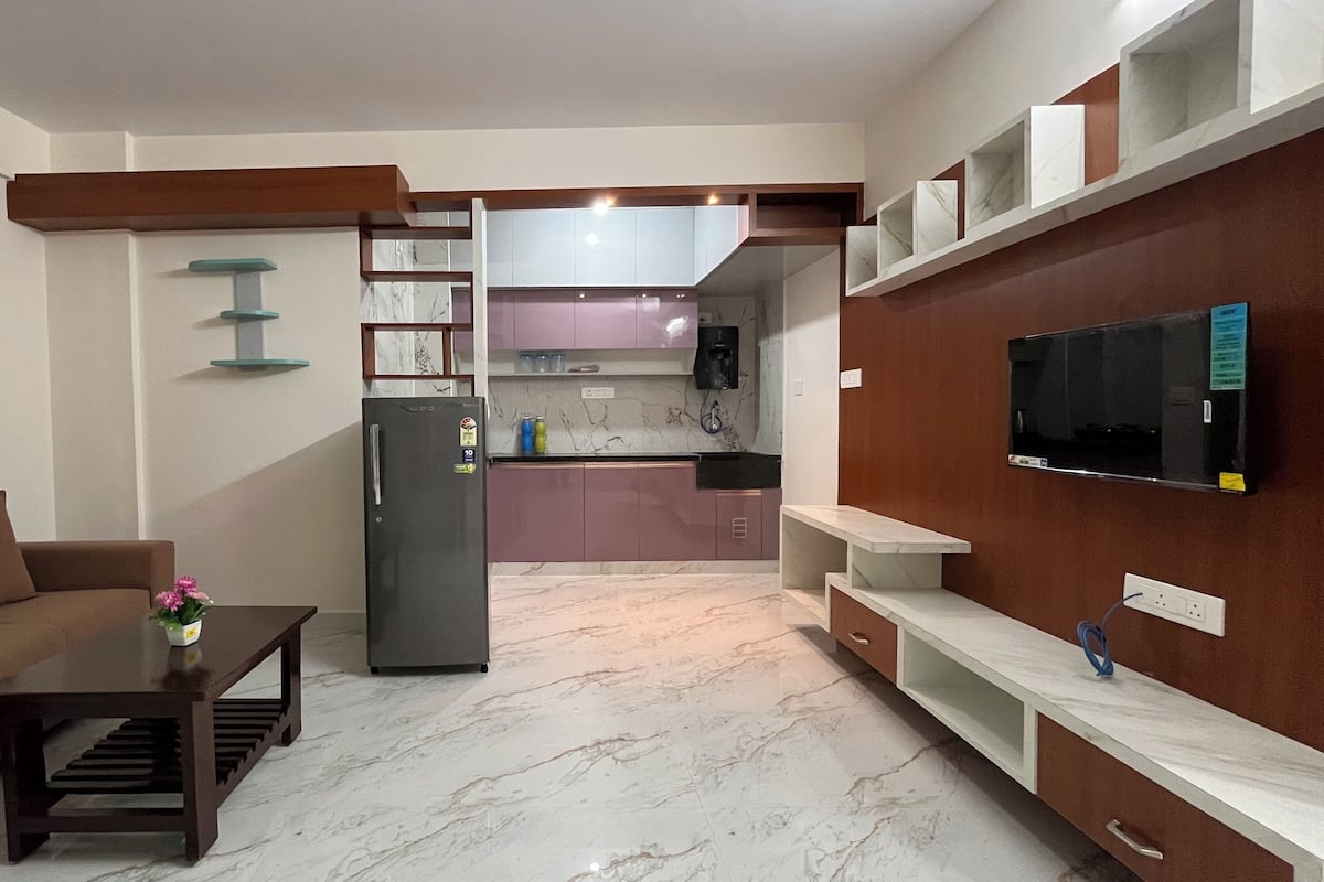 Departamento ejecutivo, balcón | Área de sala de estar | Smart TV de 32 pulgadas con canales digitales