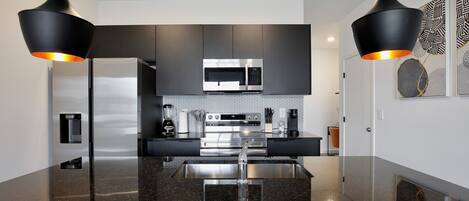 Frigorífico, microondas, horno y placa de cocina