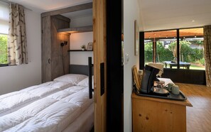 2 bedrooms, iron/ironing board, Internet, bed sheets