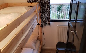 2 habitaciones, tabla de planchar con plancha, internet y ropa de cama 