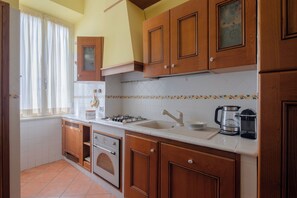 ثلاجة، فرن، موقد طهي مسطح، غسالة أطباق