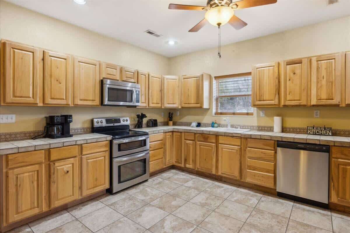 Coffee/tea maker, fridge, microwave, oven