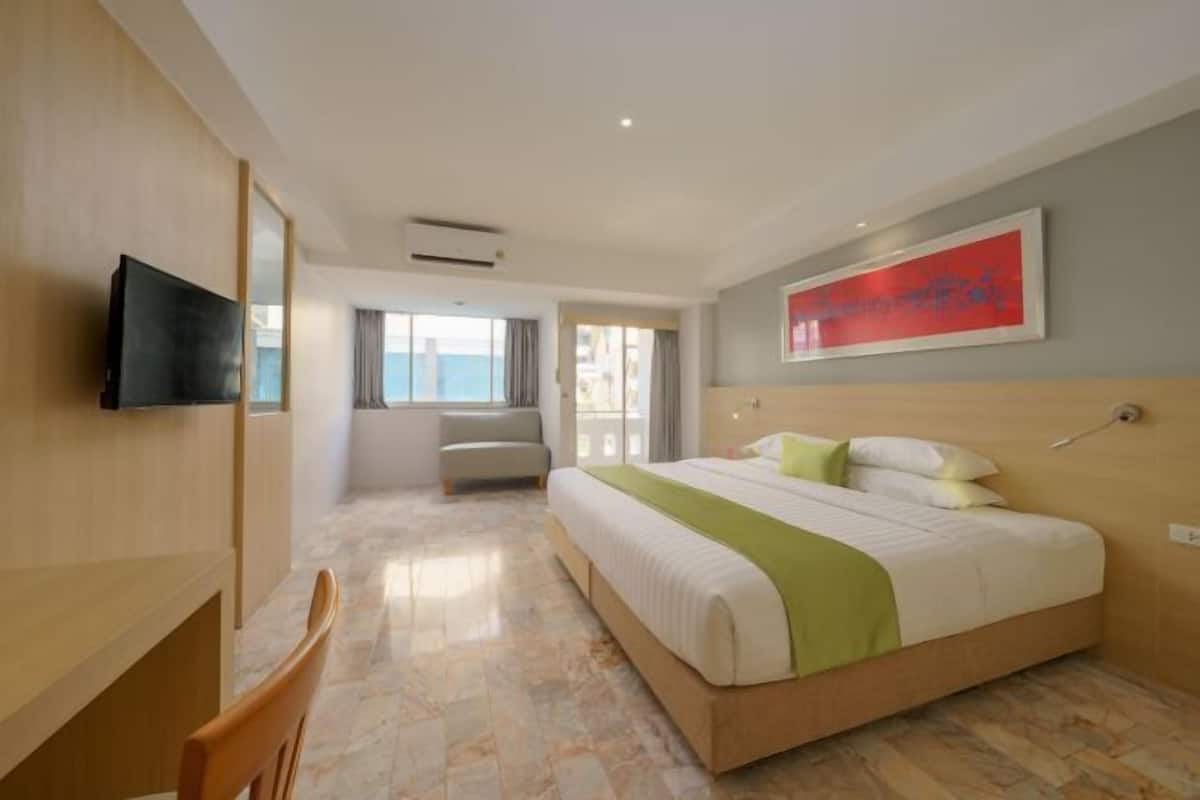 In-room safe, desk, laptop workspace, free WiFi