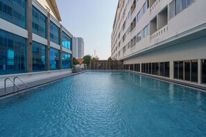 Outdoor pool - iCheck inn Thapra (Bangkok)