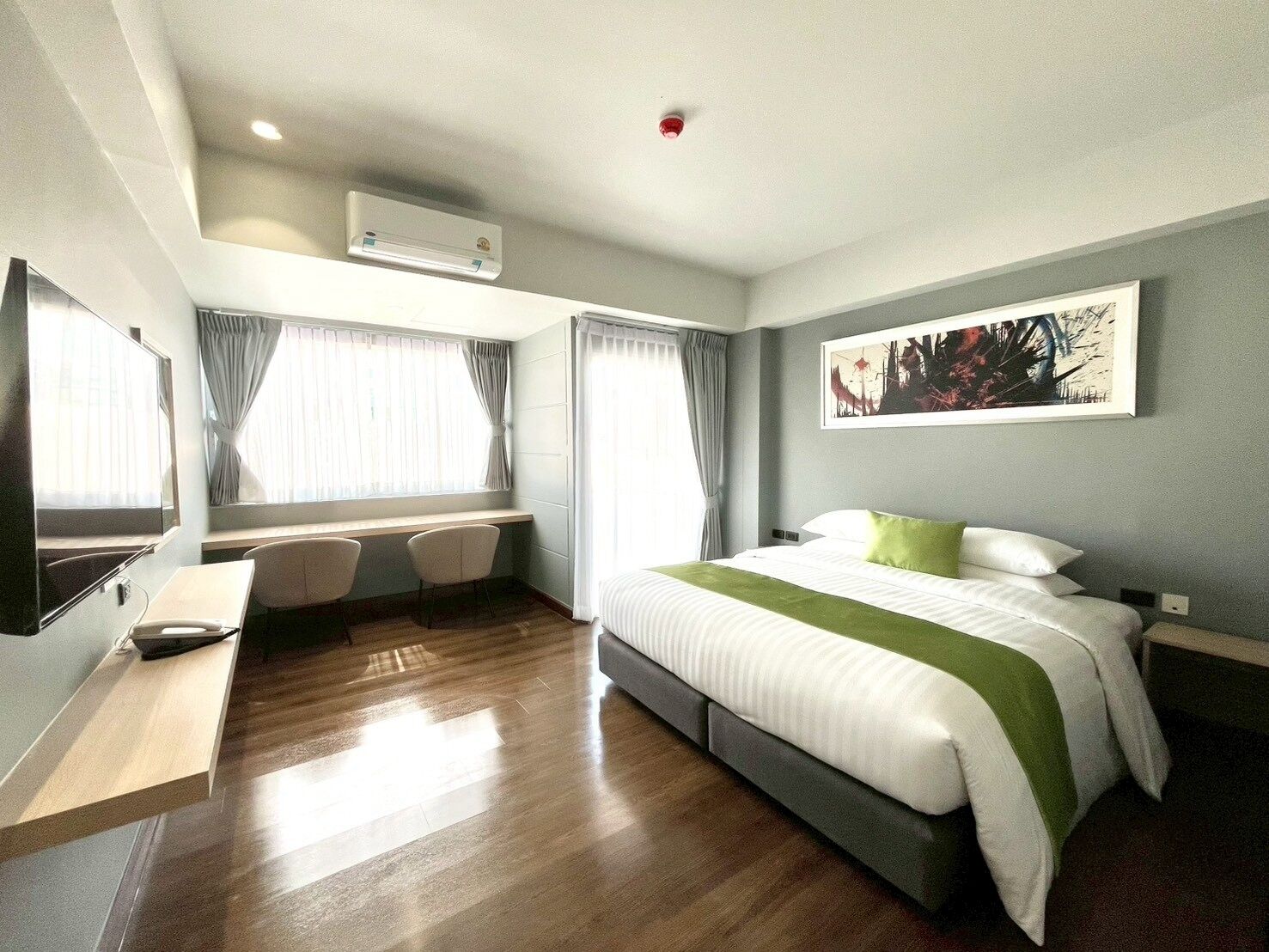 Suíte, 2 quartos | Cofres nos quartos, escrivaninha, espaço de trabalho para notebook