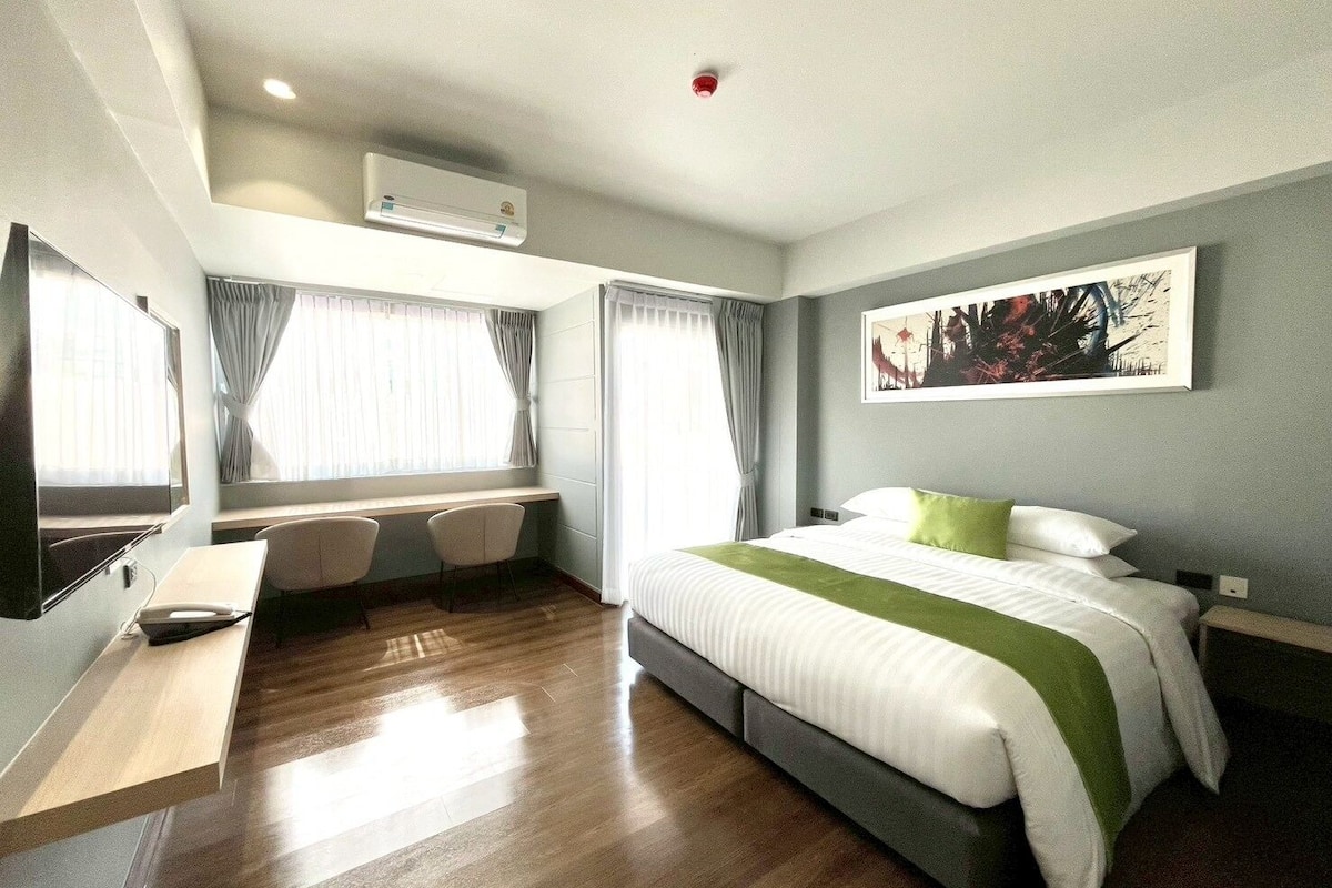 Suíte, 2 quartos | Cofres nos quartos, escrivaninha, espaço de trabalho para notebook