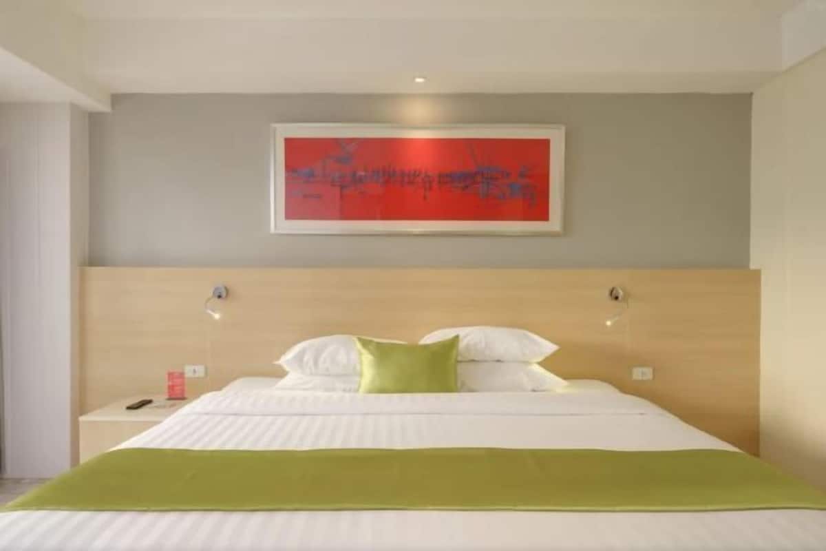 In-room safe, desk, laptop workspace, free WiFi