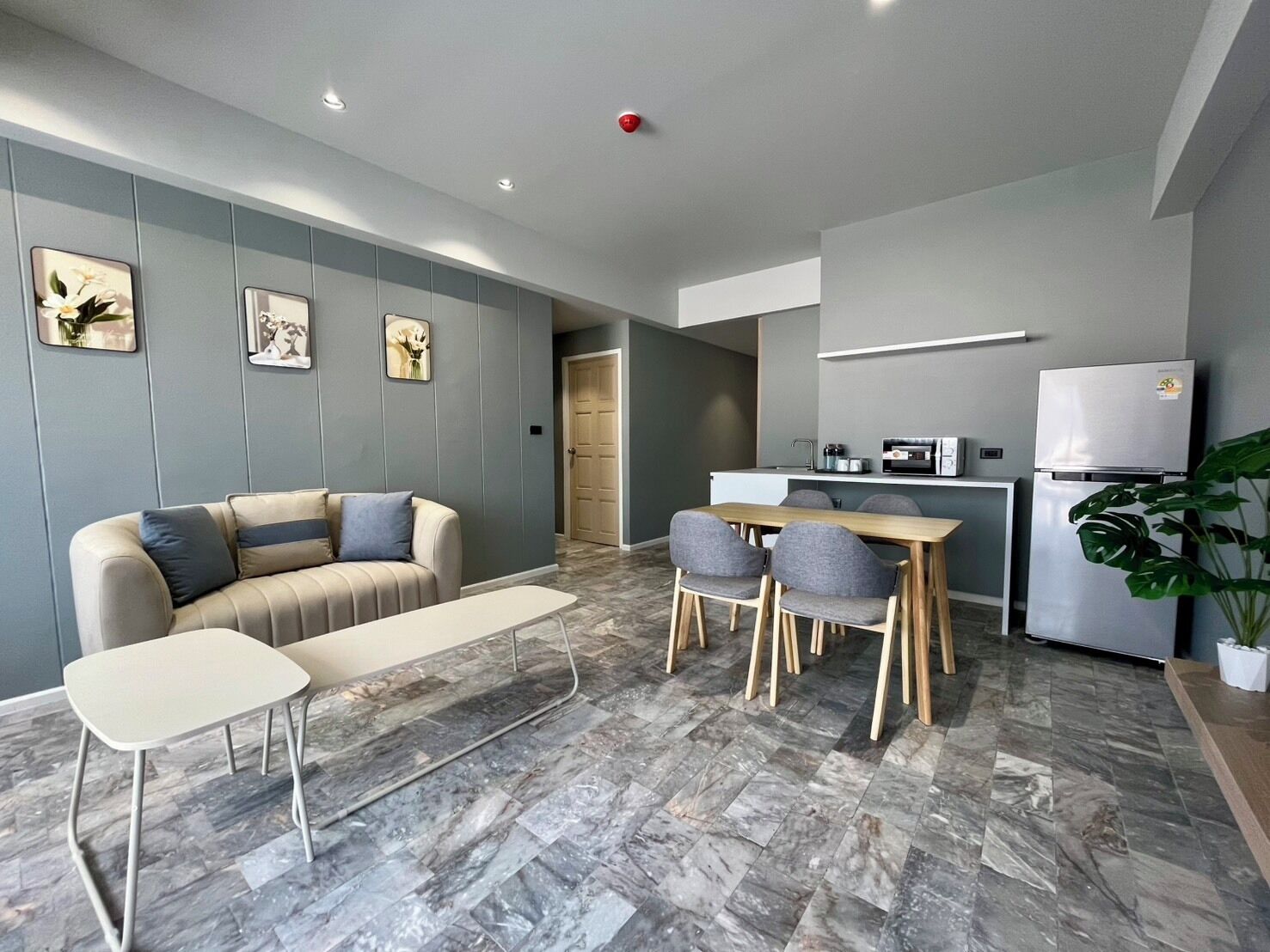 Suite, 2 habitaciones | Zona de estar | Smart TV de 42 pulgadas con canales por cable
