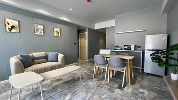 Suite, 2 habitaciones | Zona de estar | Smart TV de 42 pulgadas con canales por cable