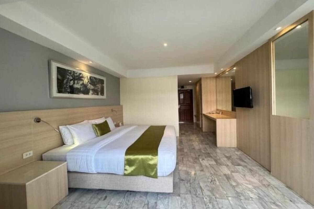 In-room safe, desk, laptop workspace, free WiFi