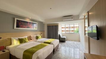 Tomannsrom – deluxe | Safe på rommet, skrivebord og skrivebord for bærbar PC