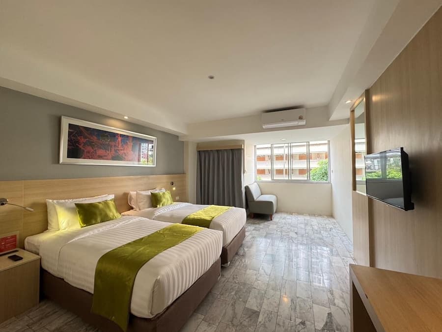 Quarto duplo luxo | Cofres nos quartos, escrivaninha, espaço de trabalho para notebook