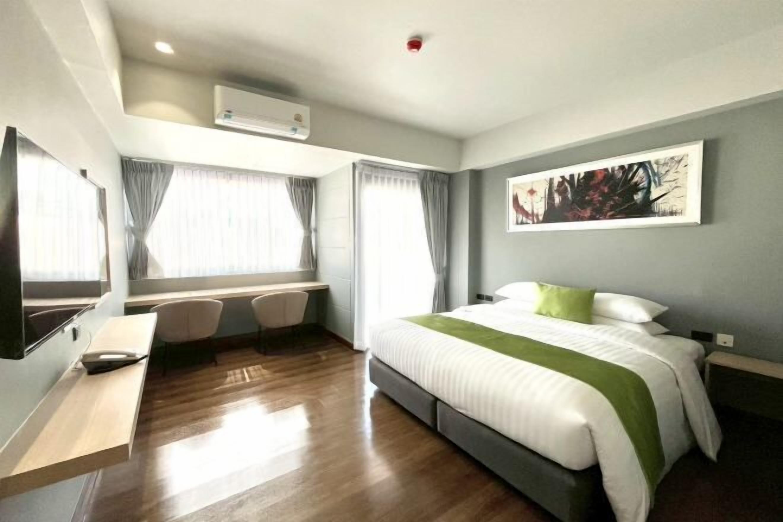 In-room safe, desk, laptop workspace, free WiFi