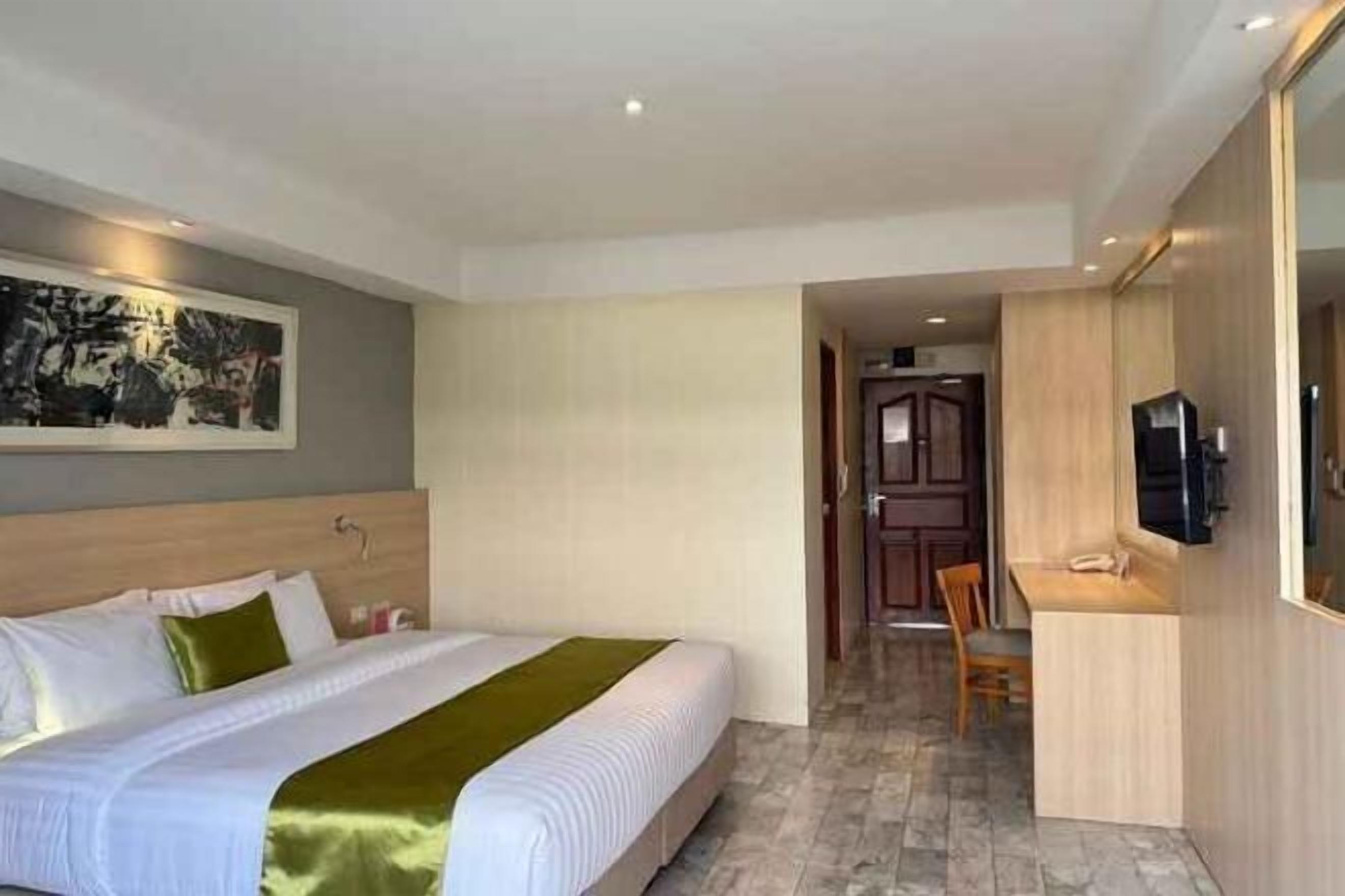 In-room safe, desk, laptop workspace, free WiFi