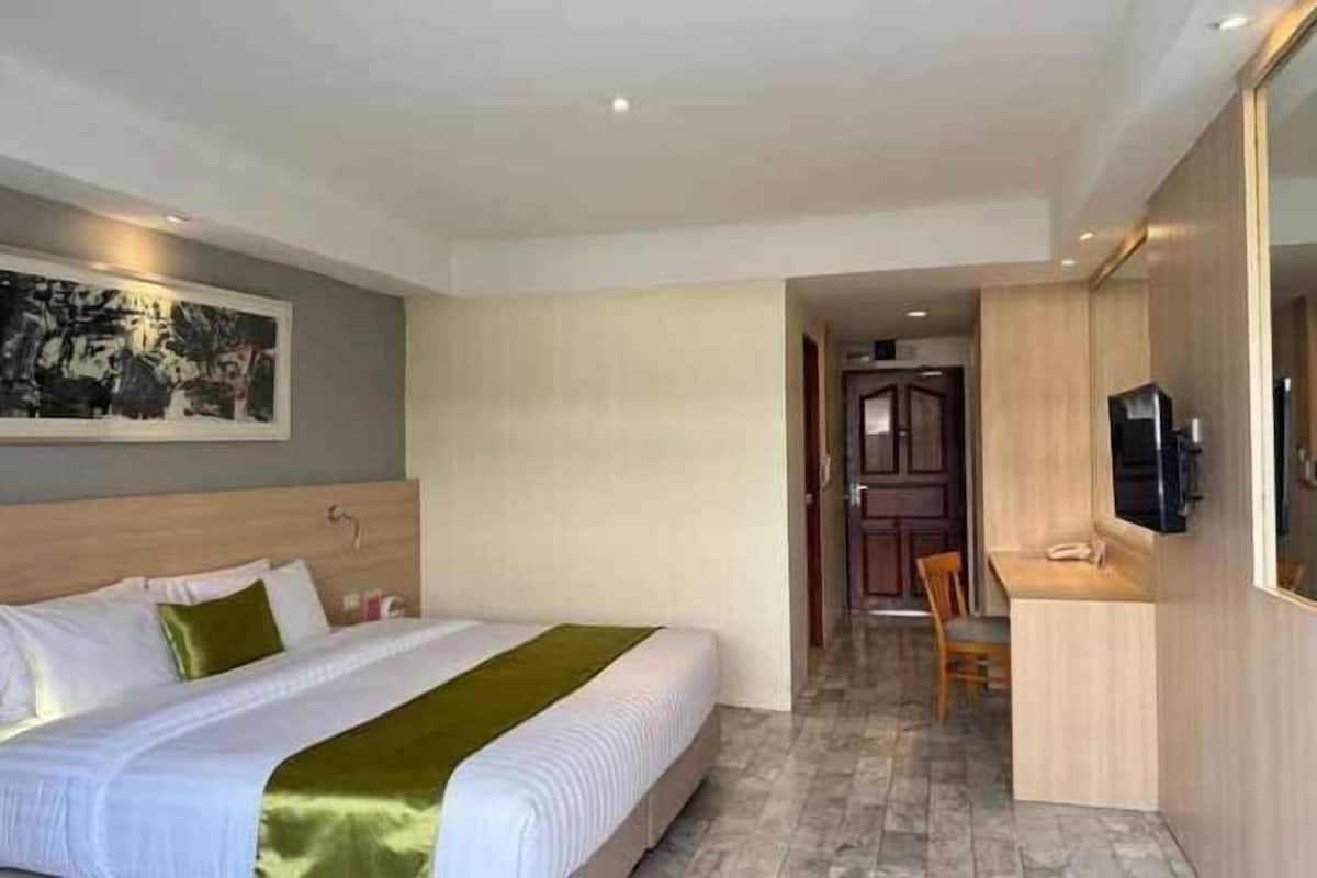 Caja de seguridad en la habitación y escritorio