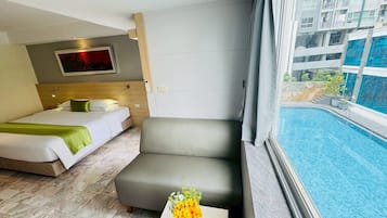 Deluxe tweepersoonskamer, uitzicht op zwembad | Een kluis op de kamer, een bureau, een laptopwerkplek, gratis wifi