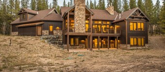 Book Now for Summer! Luxury Chalet! 10 Minutes to Big Sky Base! Fireplaces and Outdoor Grill!