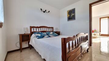 3 slaapkamers, een strijkplank/strijkijzer, wifi, beddengoed