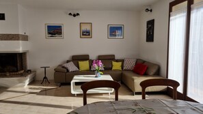 Living area - Macinaggio apartment 100m2, 2 terraces, 3 bedrooms close to shops and sea. (Rogliano)